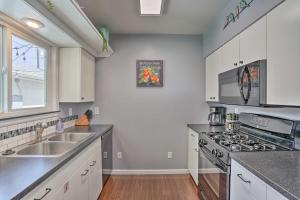 キャノン・シティにあるPet-Friendly Canon City Home with Fenced Yard!のシンクとコンロのあるキッチン トップオーブン