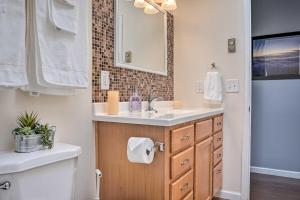 キャノン・シティにあるPet-Friendly Canon City Home with Fenced Yard!の洗面台とトイレ付きのバスルーム +20枚の写真