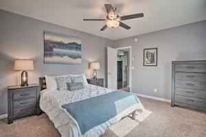 キャノン・シティにあるPet-Friendly Canon City Home with Fenced Yard!のベッドと天井扇風機のある寝室