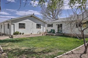 キャノン・シティにあるPet-Friendly Canon City Home with Fenced Yard!の白い家
