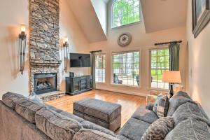 Una sala de estar con un sofá y una chimenea. en Dock and Fire Pit Mt Gilead Villa on Lake Tillery, en Mount Gilead