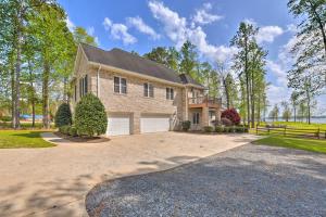 una gran casa de ladrillo con entrada en Dock and Fire Pit Mt Gilead Villa on Lake Tillery, en Mount Gilead