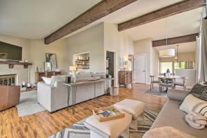 una sala de estar con un sofá y una mesa en Cozy Lake Geneva Retreat with Year-Round Views!, en Lake Geneva