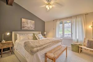 Un dormitorio con una cama con ventilador de techo y una ventana. en Cozy Lake Geneva Retreat with Year-Round Views!, en Lake Geneva