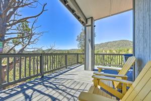Mtn Views and Gas Fire Pit Luxe Pine Escape!的阳台或露台