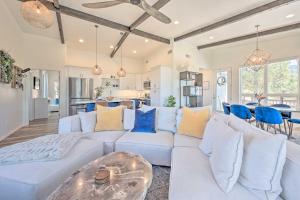 Mtn Views and Gas Fire Pit Luxe Pine Escape!的休息区