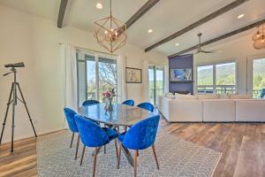 Mtn Views and Gas Fire Pit Luxe Pine Escape!的电视和/或娱乐中心