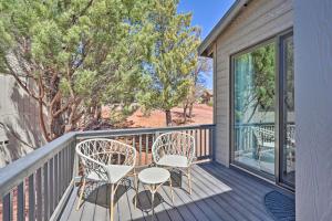 Mtn Views and Gas Fire Pit Luxe Pine Escape!的阳台或露台