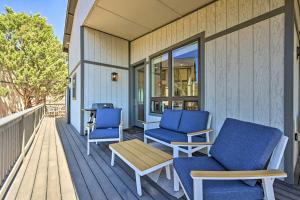 Mtn Views and Gas Fire Pit Luxe Pine Escape!的阳台或露台