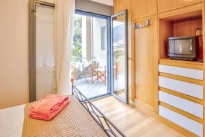 TV tai viihdekeskus majoituspaikassa Monemvasia Modern flat with Partial View