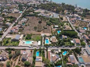 una vista aérea de una ciudad con casas y piscinas en Casa di Costanza e Flavia en Punta Secca