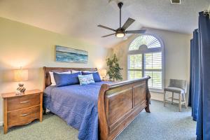 Ένα ή περισσότερα κρεβάτια σε δωμάτιο στο Sea Trail Resort Villas Condo with Community Perks!