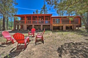 ein Haus mit roten Stühlen davor in der Unterkunft Cabin in Tonto National Forest Deck and Views! in Pine