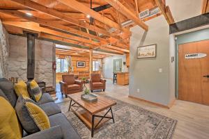 ein Wohnzimmer mit einem Sofa und einem Tisch in der Unterkunft Cabin in Tonto National Forest Deck and Views! in Pine