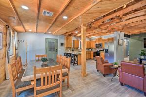ein Esszimmer und eine Küche mit einem Tisch und Stühlen in der Unterkunft Cabin in Tonto National Forest Deck and Views! in Pine