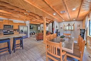 Imagen de la galería de Cabin in Tonto National Forest Deck and Views!, en Pine