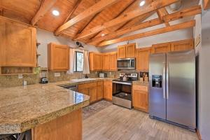 Imagen de la galería de Cabin in Tonto National Forest Deck and Views!, en Pine 18 fotos más