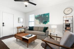 uma sala de estar com um sofá e uma mesa em Abode Houston - Montrose Downtown em Houston