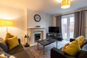 a living room with a couch and a fireplace at Large Family Property & Central Location & Free Parking in Armthorpe