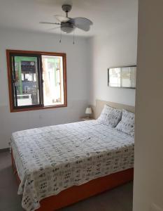 Habitación blanca con cama y ventana en Happy Arimar Apartments Puerto Rico, en Mogán