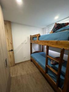 a bedroom with two bunk beds in a room at HERMOSO APARTAMENTO EN SABANETA Cerca al Centro Comercial Mayorca in Sabaneta