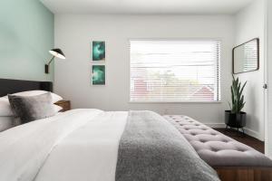 מיטה או מיטות בחדר ב-Abode Houston - Montrose Downtown