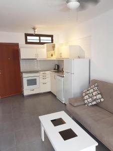 Il dispose d'une cuisine et d'un salon avec un canapé et une table. dans l'établissement Happy Arimar Apartments Puerto Rico, à Mogán