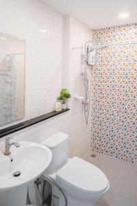 a bathroom with a toilet and a sink and a shower at Arthur Pool Villa Chaam 3BR with Iconic Mountain view Pet & Family Friendly in Ban Phu Wai