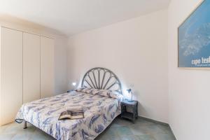 een slaapkamer met een bed met een boek erop bij Tommaso in Capo Testa