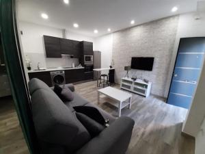 salon z kanapą i stołem w obiekcie Apartamento PREMIUM La Biznaga w Maladze