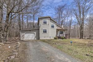 Afbeelding uit fotogalerij van Tobyhanna Home with Gas Grill Less Than 2 Mi to Dresser Lake in Tobyhanna