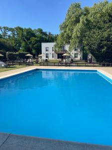 una grande piscina di fronte a un edificio di La Posada del Indio a Mar del Plata