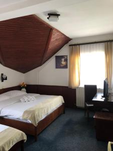 Cama o camas de una habitación en Sobe na Jošanici