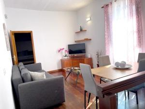 TV i/ili zabavni centar u objektu 2 bedrooms house with sea view furnished garden and wifi at Taibique