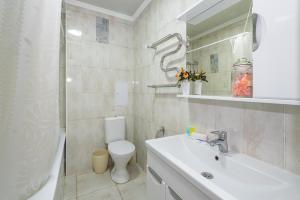 une salle de bain avec un lavabo, des toilettes et une douche dans l'établissement ЖК Sauran Towers comfort, à Astana 13 autres photos