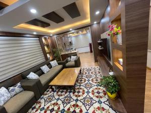 帕坦的住宿－Welcome Home Bhaisepati，客厅配有沙发和桌子