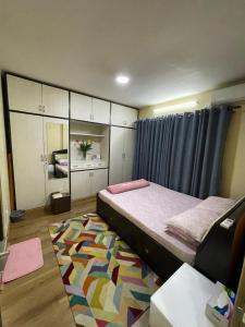 um quarto com uma cama e um tapete em Welcome Home Bhaisepati em Patan