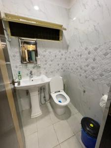 un bagno con un water bianco e un lavandino di Welcome Home Bhaisepati a Patan
