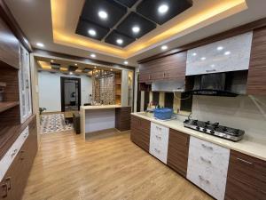 una grande cucina con armadi in legno e piano di lavoro di Welcome Home Bhaisepati a Patan Altre 7 foto