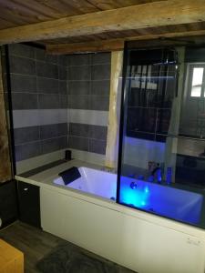 eine Badewanne in einem Zimmer mit Fenster in der Unterkunft La chocolatière in Anduze