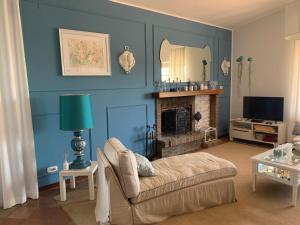 Una sala de estar con un sofá y una chimenea. en Villa Mare Tra Cielo e Mare, en Gaeta