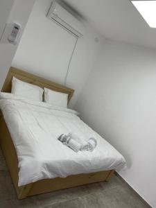 Кровать или кровати в номере צמרים סמר