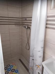 W łazience znajduje się prysznic z zasłoną prysznicową. w obiekcie Bungalov Elite w mieście Staré Splavy