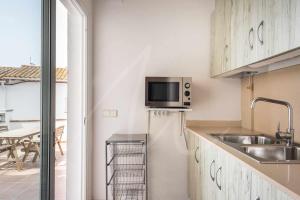 Kuchyň nebo kuchyňský kout v ubytování Casa Aigua Blava by SeaMount Rentals