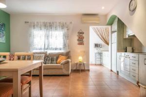 Kuchyň nebo kuchyňský kout v ubytování Casa Aigua Blava by SeaMount Rentals