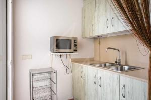 Kuchyň nebo kuchyňský kout v ubytování Casa Aigua Blava by SeaMount Rentals