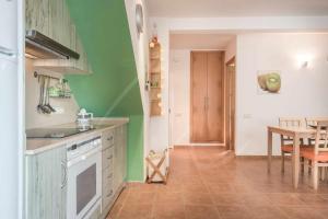 Kuchyň nebo kuchyňský kout v ubytování Casa Aigua Blava by SeaMount Rentals