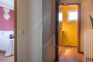 Postel nebo postele na pokoji v ubytování Casa Aigua Blava by SeaMount Rentals