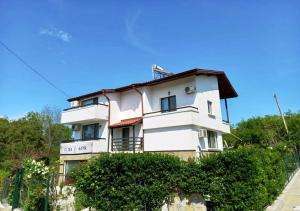 um edifício branco com árvores em frente em Villa Kalina em Lozenets