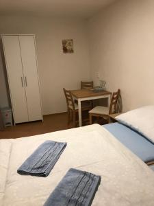 Habitación con 2 camas, mesa y comedor. en Ubytování ANEŽKA, en Lednice